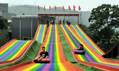 广西七彩旱滑儿童彩虹滑梯游乐设备景区旱地滑雪圈网红旱雪滑道